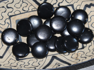 Tagua - placička 18 mm (2 díry, černá)