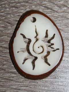 Přívěsek slunce (tagua)