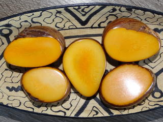 Tagua - plátek supersilný (skrz, světle oranžový)