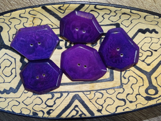 Knoflík nepravidelný (fialový)