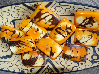 Knoflík obdélník (žlutooranžový)