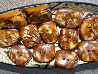 Knoflík obdélník (hnědý)