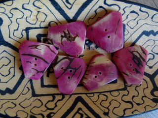 Knoflík troj (světle růžový)