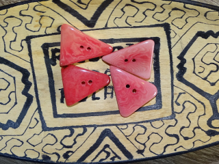 Knoflík trojúhelník (světle růžový)