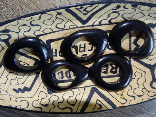 Tagua - donut (skrz, černý)