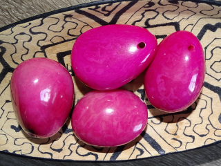 Tagua - maxikorálek (růžový, perforovaný na špičce)