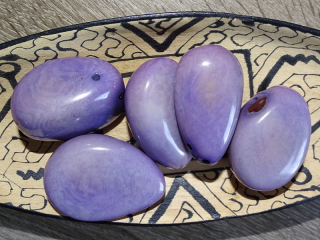 Tagua - maxikorálek (světle fialový, perforovaný na špičce)