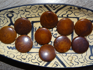 Tagua placička 25 mm (2 díry, hnědá)