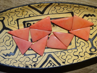 Tagua trojúhelník (skrz, lososový)