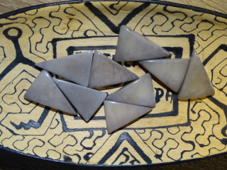 Tagua trojúhelník (skrz, šedý)