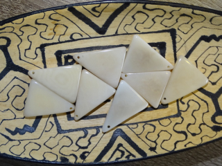 Tagua trojúhelník (přírodní)
