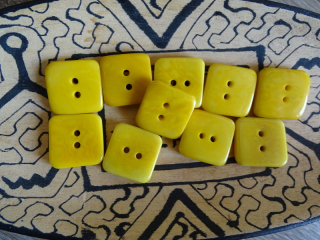 Knoflík čtvereček (žlutý)