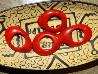 Tagua - donut (2 dírky, červený)