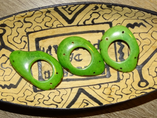 Tagua - donut (4 dírky, světle zelený)