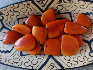 Tagua - úlomek velký (oranžový)