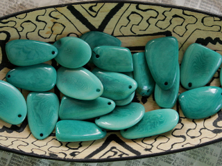 Tagua - úlomek velký (aqua)