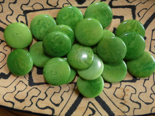 Tagua - placička 18 mm (světle zelená)