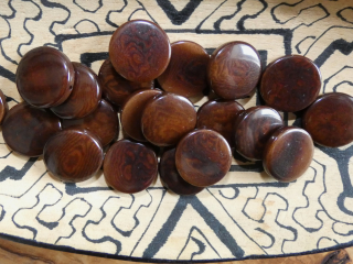 Tagua - placička 18 mm (hnědá)