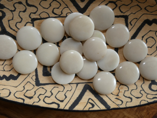 Tagua - placička 18 mm (bílá)