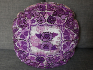 Polštář kulatý květ (vyšívaný, fialový, 50 cm)