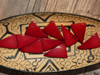Tagua trojúhelník (skrz, tmavě červený)